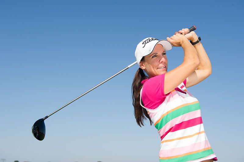 Stephanie beim Golfschwung