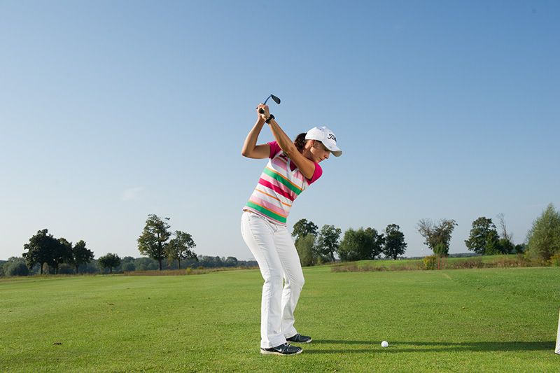 Stephanie trainiert auf dem Golfplatz