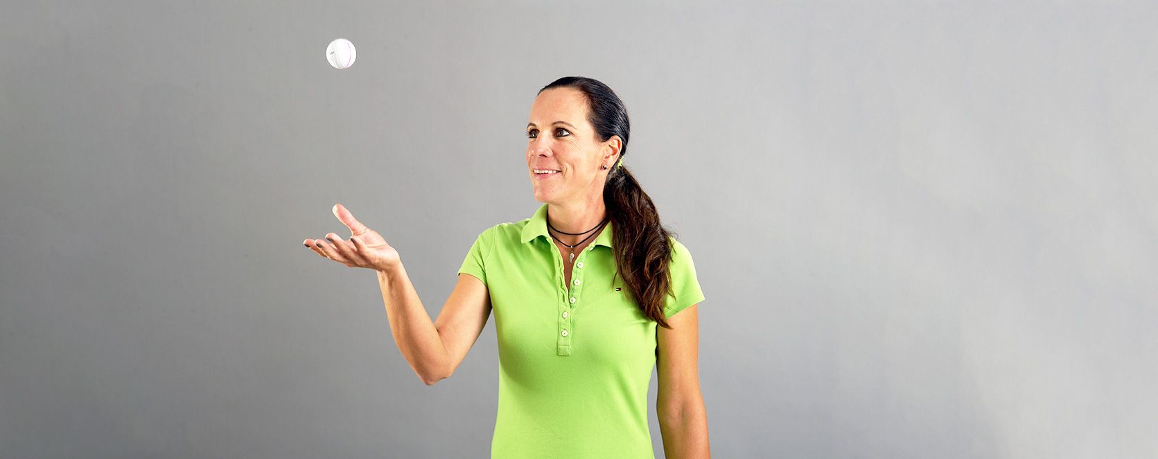 Stephanie mit einem Golfball